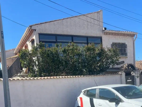 Maison familiale bas de colline