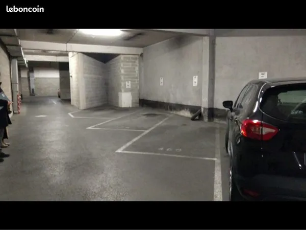 Rare place /emplacement de parking dans garage sécurisé d'une résidence