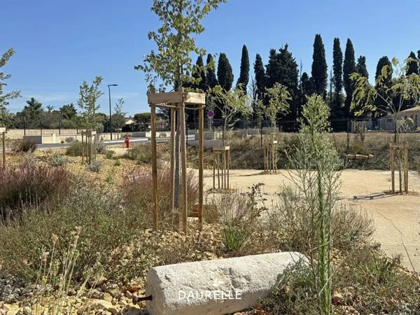 A vendre MAILLANE, terrain à bâtir viabilisé de 589m2 libre