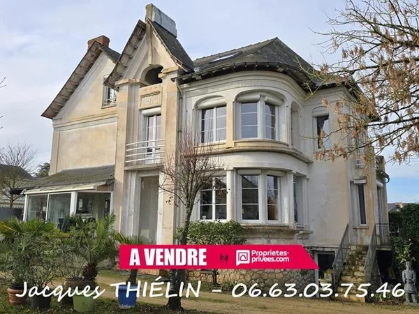 Maison de caractère en hypercentre de Longué-Jumelles ? 198 m² ? 5 chambres ? Terrain clos