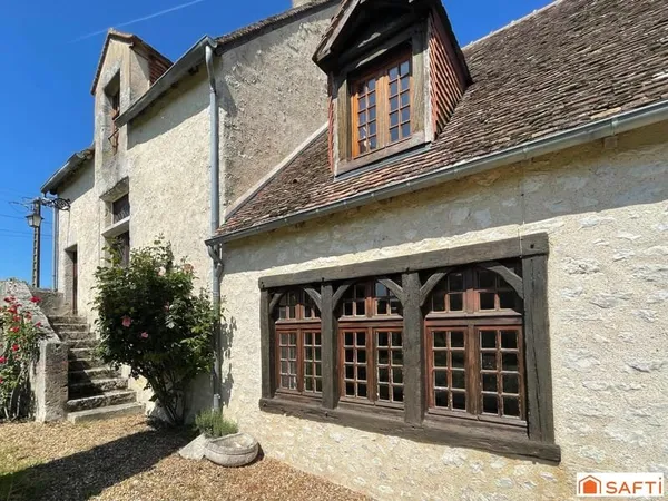 15 ème siècle. 285 m2 + dépendances sur 4036 m2