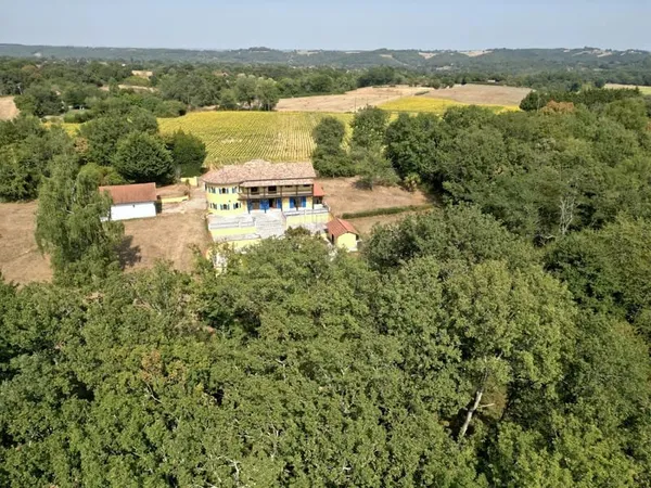Maison de Charme à Laas avec Piscine et Cheminée