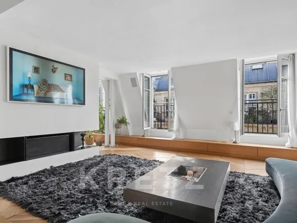 Appartement en dernier étage avec balcon filant - Champs Elysées