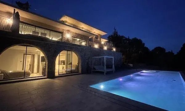 Villa contemporaine d'exception avec piscine Élégance et art de vivre sur la Côte d'Azur