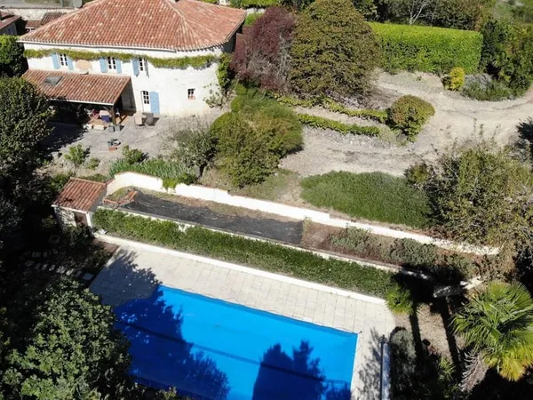 Charmante maison en pierre avec piscine et jardin arboré