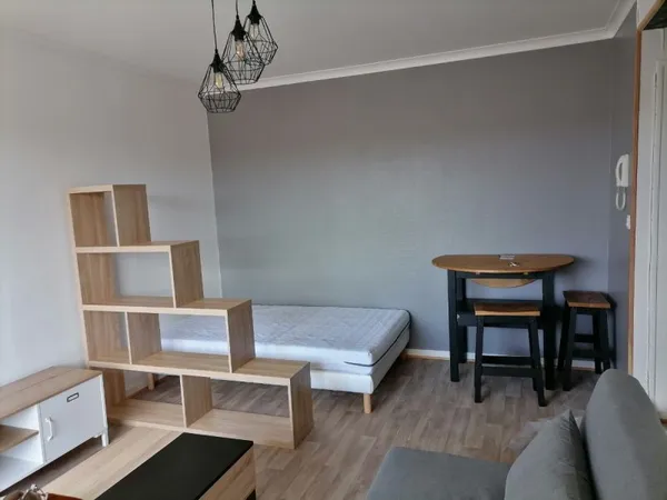 Loue T1 meublé de 27m² avec balcon - Cognac (16)