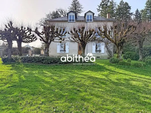 Propriété de 239 m2, sur 2,5 ha de terres et bois.