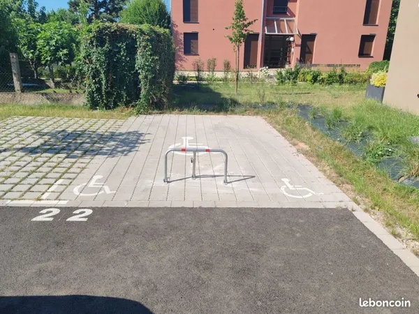 Parking extérieur largeur PMR
