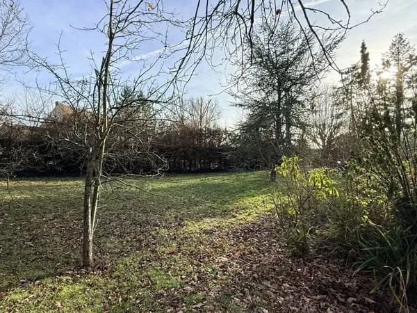 AUTOUILLET, TERRAIN DE 653M2 AVEC ACCES PORTAIL.