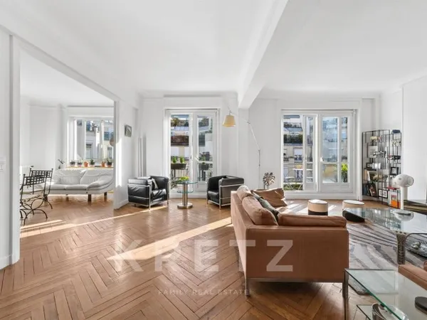 Exclusivité Paris 16 - Avenue Rodin. Appartement familial en étage élevé au coeur d'une impasse priv