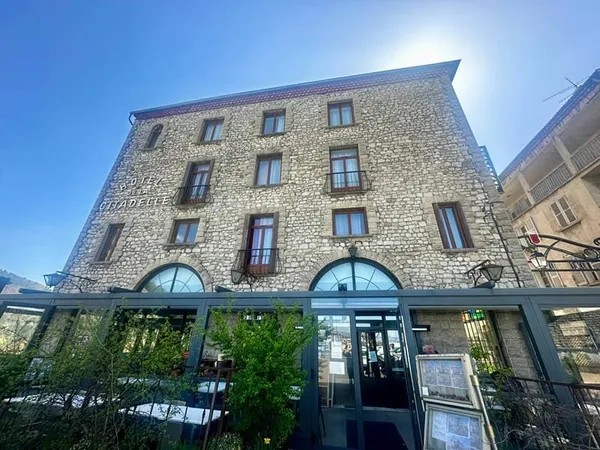 À vendre : fonds de commerce de l'Hôtel de la Citadelle, établissement de charme situé ndans un cadr