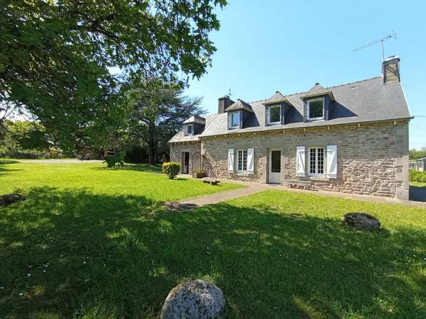 Maison en pierres 118 m2, terrain 7781 m2, plehedel, commerces, ecole
