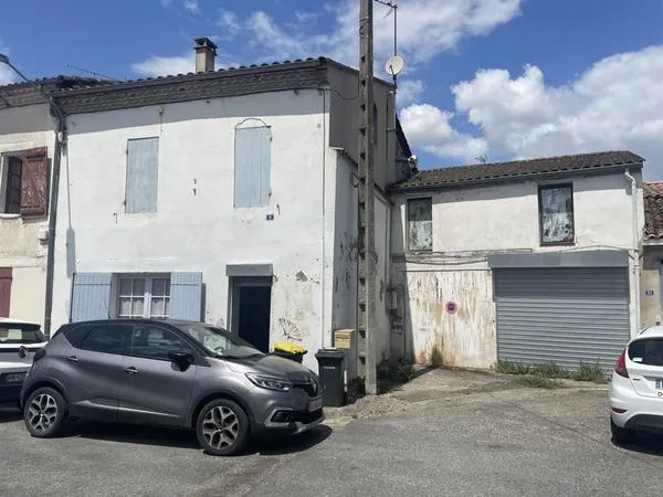 Grande Maison De Ville avec 2 garages.