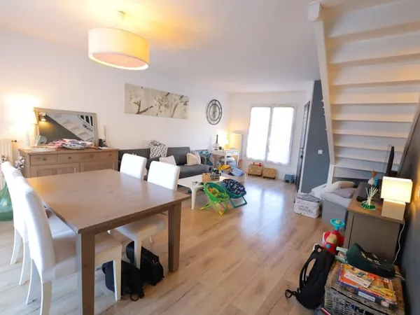 MAISON COMPTEMPORAINE DE 80 M2 4 pièces. 1 niveau