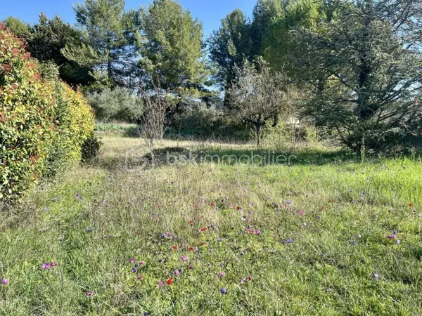 Très beau Terrain constructible au calme et proche des commodités