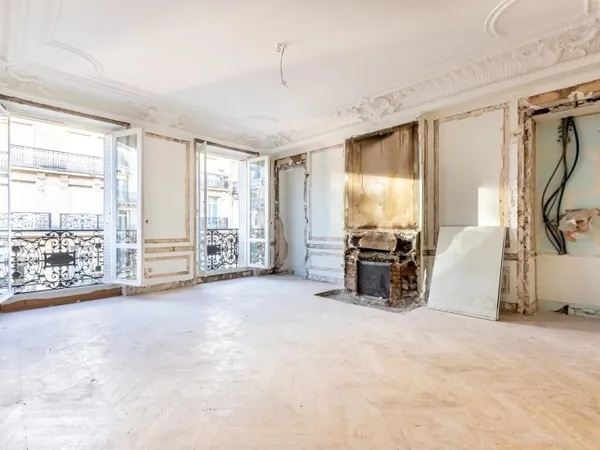 Paris 8ème - George V - Appartement au 4ème étage, entièrement à rénover - 2 chambres