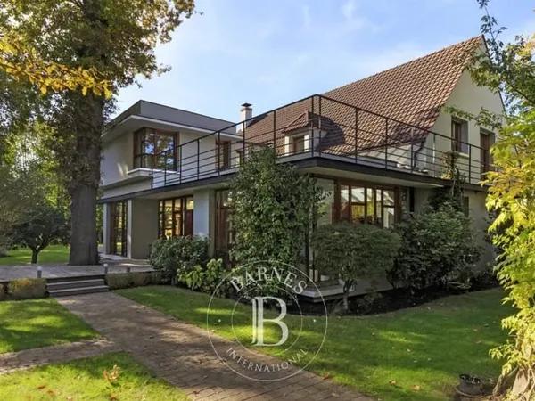 Vaucresson, Plateau de Cazes, maison familiale 7 chambres, sur terrain paysagé de 1741 m²