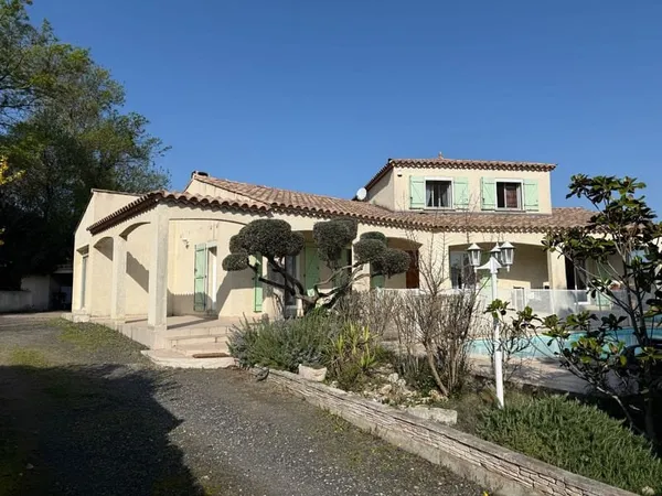 VILLA AVEC PISCINE SUR 937M2 DE TERRAIN