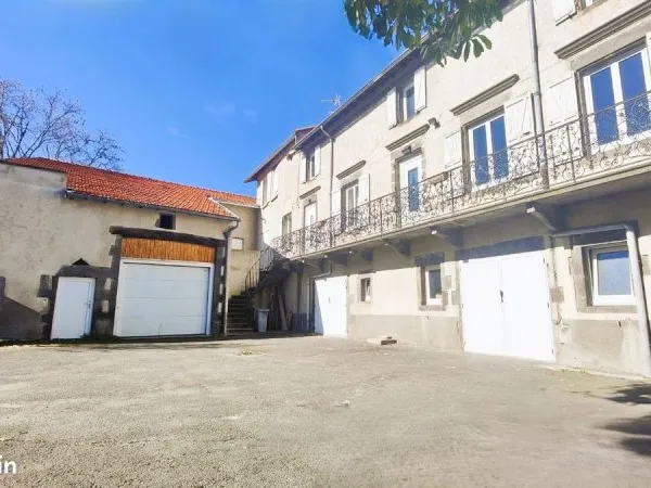 Très bel ensemble type Longère fort potentiel avec cour, garages et dépendances, sur Nohanent