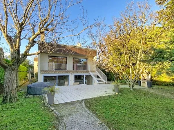 Maison 5 pièces 256 m²