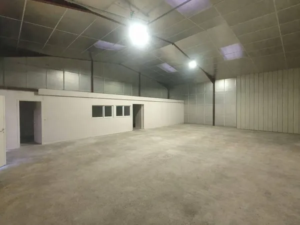 Entrepôt 200 m²