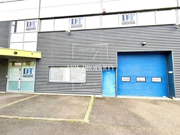 Hangar avec bureaux et parking à Stainz