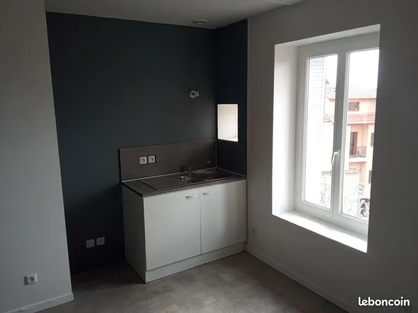 F2 40m² chazelles centre, 2ème étage ss asc, 360 cc