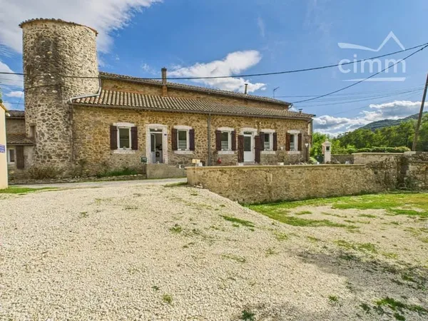 Ancien couvent rénové en maison de charme - 146 m² habitables - terrain arboré de 2 373 m²