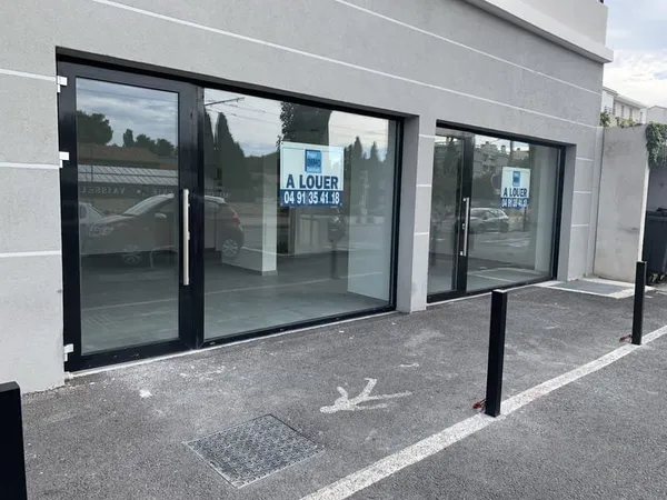 Local de 55m2 à Aubagne avec belle vitrine