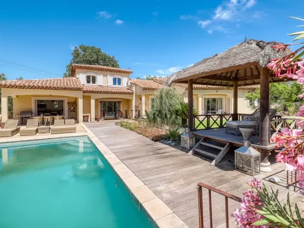 À VENDRE À BORMES-LES-MIMOSAS : BASTIDE À FORT POTENTIEL