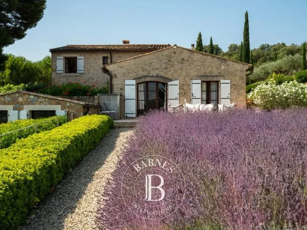 Proche Pézenas, mas, piscine et dépendance agricole sur 8 hectares.
