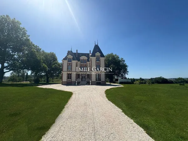 A vendre- Pont l'évêque- Manoir 560m² - dépendances -terrain 8
