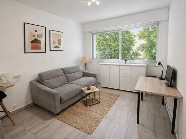 STUDIO T1 (19 M²) DANS RÉSIDENCE DE STANDING AVEC PISCINE ET GARDIEN À CANNES - PETIT JUAS.