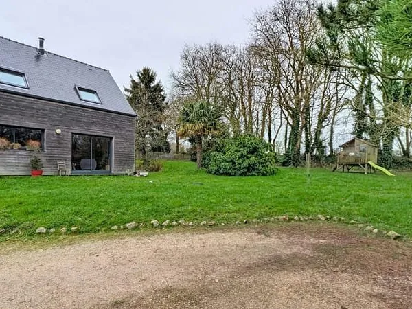 Maison de 2018, nichée dans un écrin de verdure
