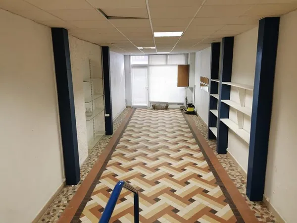 Local commercial de 81 m2 avec 2 plateaux de 184 m2 et 68 m2