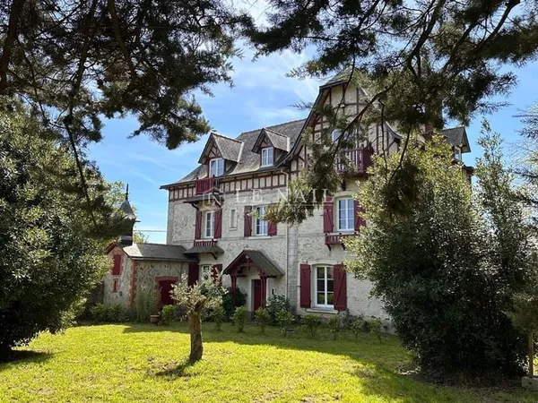 A 5 Minutes Des Plages : Élégant manoir à vendre de style Anglo-
