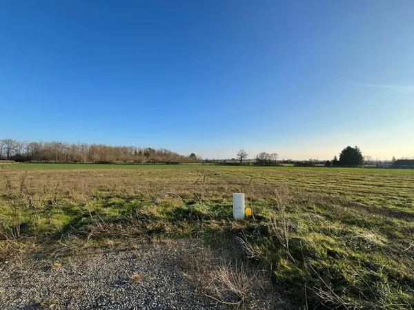 AVERMES - PROCHE ZONE COMMERCIALE DE LECLERC - TERRAIN A BATIR DE 1625 M²