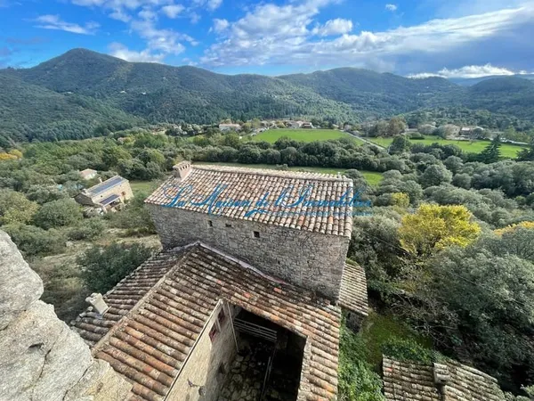 Lasalle, magnifique château fort du Xéme siècle sur 1,5 ha de terrain