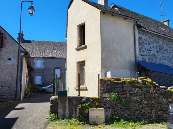 Maison de bourg avec cour.