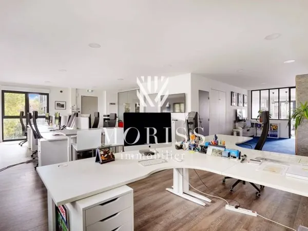 Bureau 5 pièces 141 m²