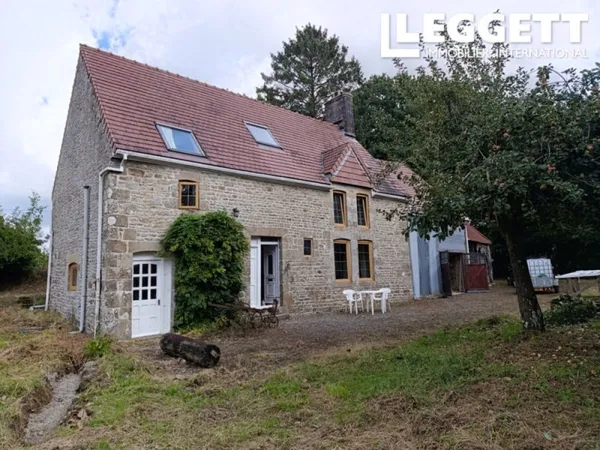 Jolie propriété en pierre de 3 chambres à proximité du village et de ses commodités.