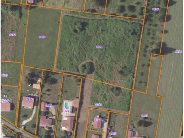 Terrain constructible de 13.000 m² à Montcaret