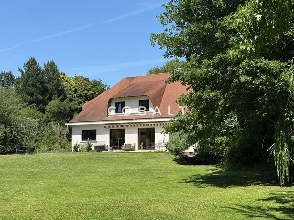 Maison familiale - belle luminosité et jardin arboré