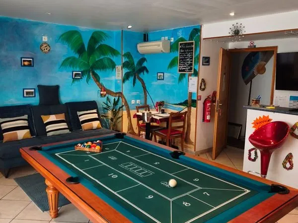 Vend appartement climatisées et meublé dans maison de village divisé en deux parties de 105 M2 RDC