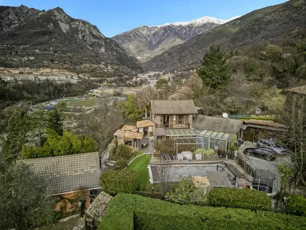 Maison en pierre, piscine et dépendance à Roquebillière