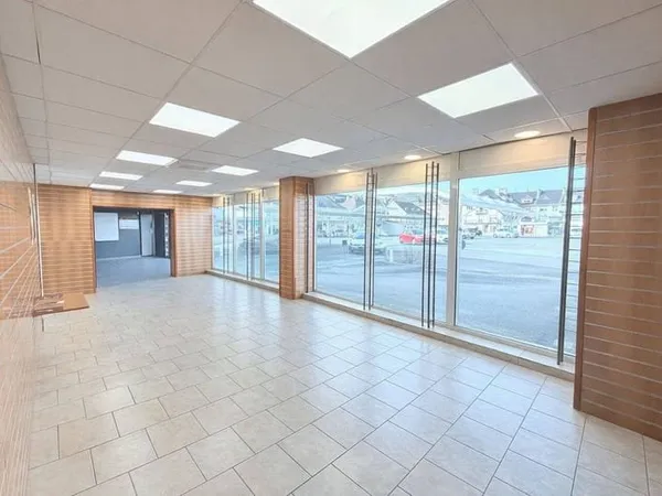Local commercial 1 pièce 112 m²
