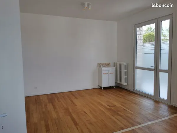 Bureau et espace de travail Location Jonzac  22m² 490€