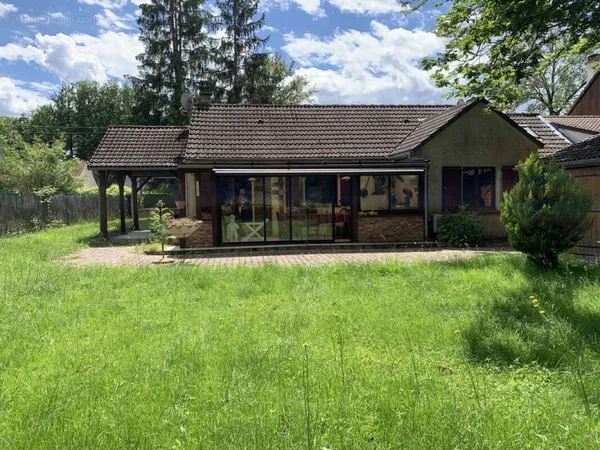 Belle maison plain pied sur 1111 m2 avec accès étang.
