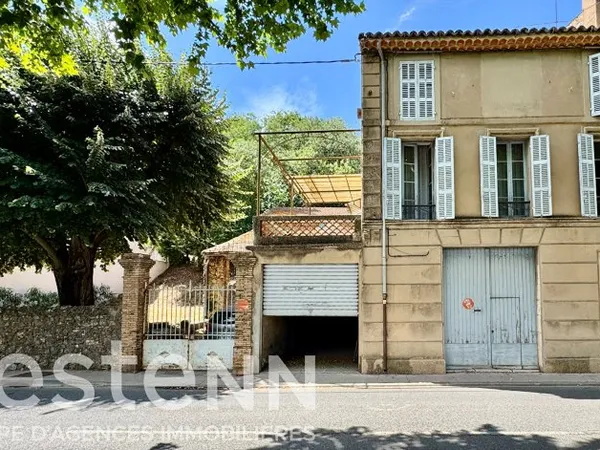 Maison de ville à vendre à Carcès - 7 pièces, 5 chambres, fort potentiel