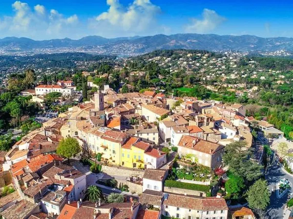 MOUGINS LE HAUT - STUDIO VENDU LOUÉ AVEC PARKING ET CAVE